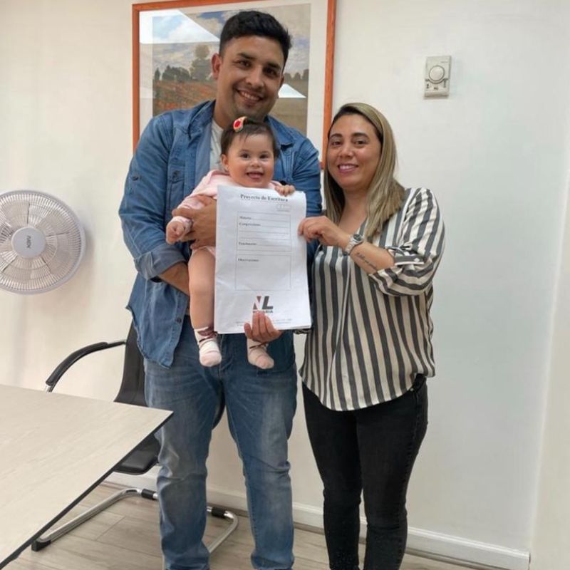 Familia emocionada